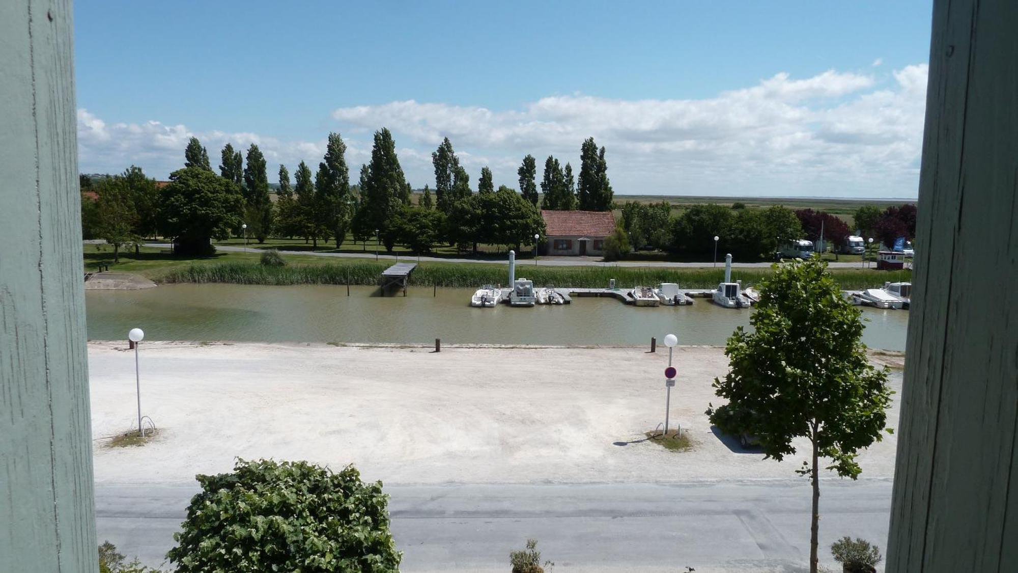 Готель Le Domaine Du Meunier Mortagne-sur-Gironde Номер фото